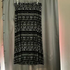 Mossimo women’s maxi skirt. Black and white tribal pattern. Size L, stretchy.